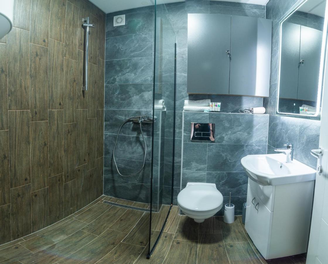 E&S Luxury Suite Apartments אוהריד מראה חיצוני תמונה