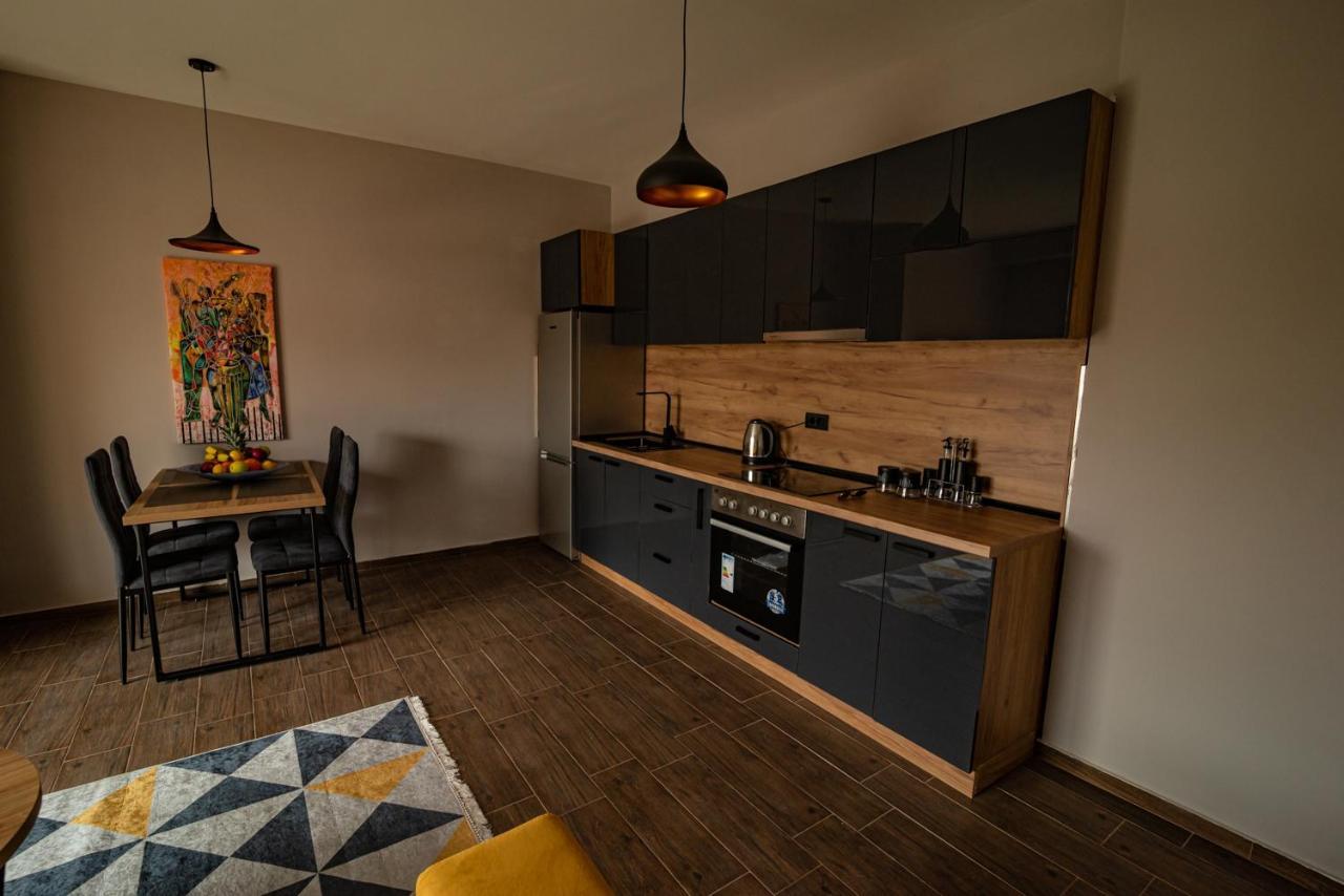 E&S Luxury Suite Apartments אוהריד מראה חיצוני תמונה